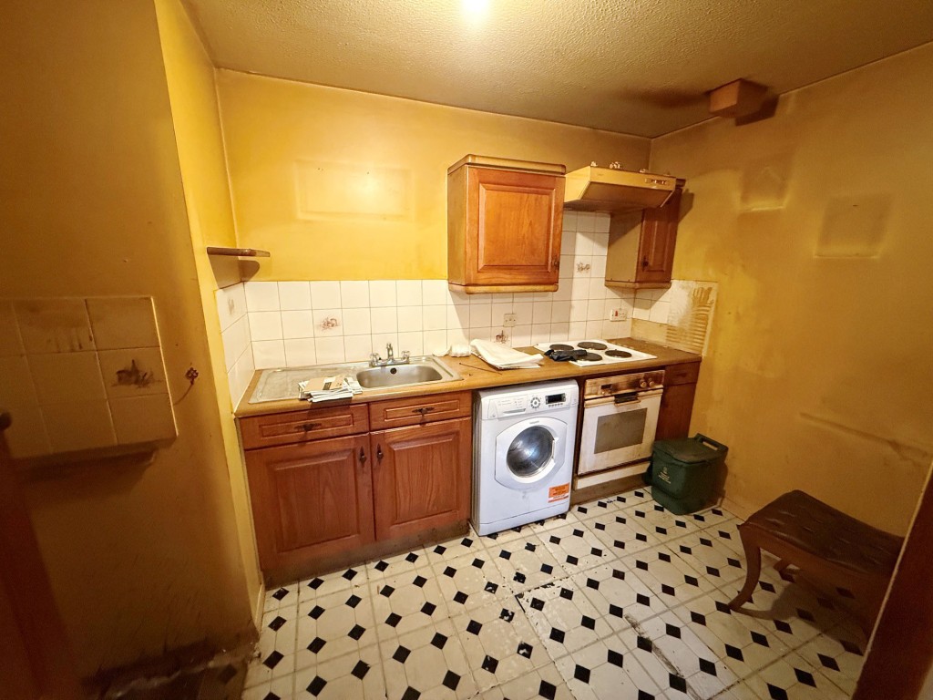 Lot: 146 - VACANT ONE-BEDROOM FIRST FLOOR FLAT FOR IMPROVEMENT - Kitchen area